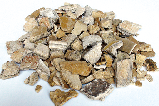 硫酸鈣水垢外觀，顆粒硬且帶黃色